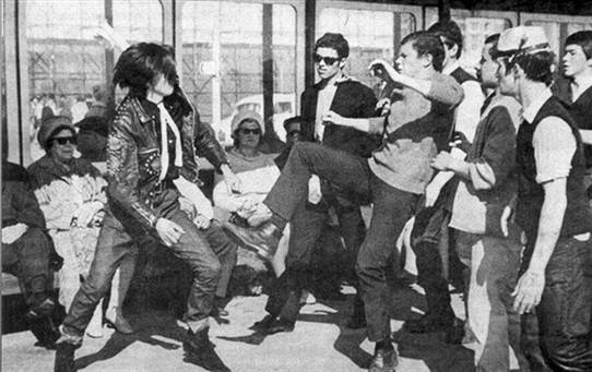 какую обувь носили скинхеды. skins 1964 1. какую обувь носили скинхеды фото. какую обувь носили скинхеды-skins 1964 1. картинка какую обувь носили скинхеды. картинка skins 1964 1. Английские моды 60-х на стиле: мохеровый костюм, макинтош, полосатый блейзер