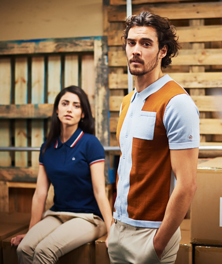 Стрит стайл стокгольм 2022. Стильные девушки несколько. Миллениалы стиль одежды. Модный показ на улице. Many me style.